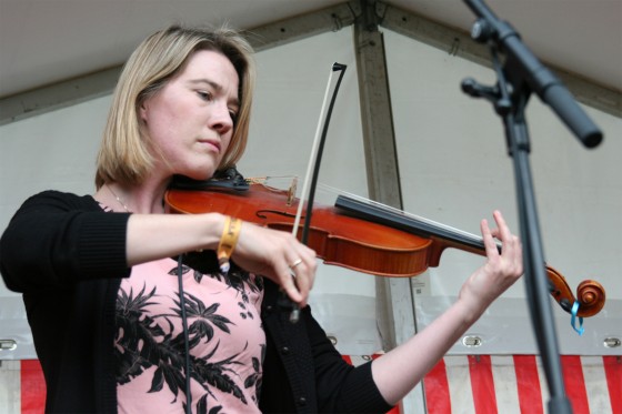 Upopulær Mekanik spillede glødende indie-folk ved søen</br>Iris Marie Jakobsen på bratsch</br>Foto: Sixten Therkildsen