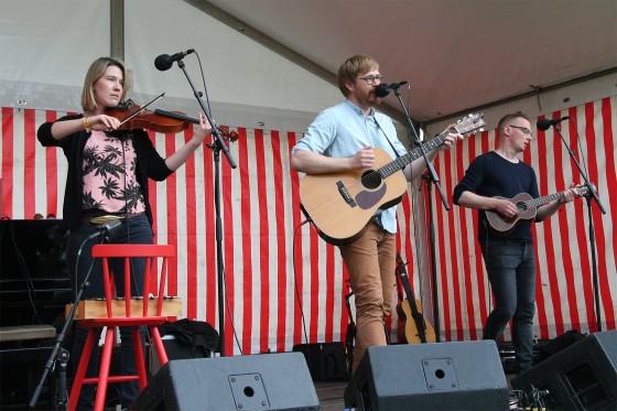 Upopulær Mekanik spillede glødende indie-folk ved søen</br>Iris Marie Jakobsen, Kasper Marius Nørmark og Mik Stegger</br>Foto: Sixten Therkildsen