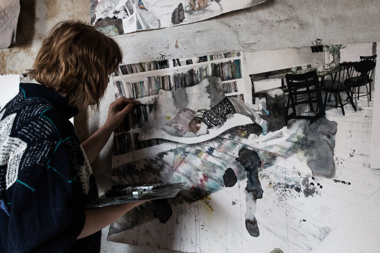 På besøg i billedkunstner Luise Faurholts værksted</br>Luise Faurholt er her igang med et billede hvor motivet er hentet hjemme i hendes egen stue. </br>Foto: Mariana Gil