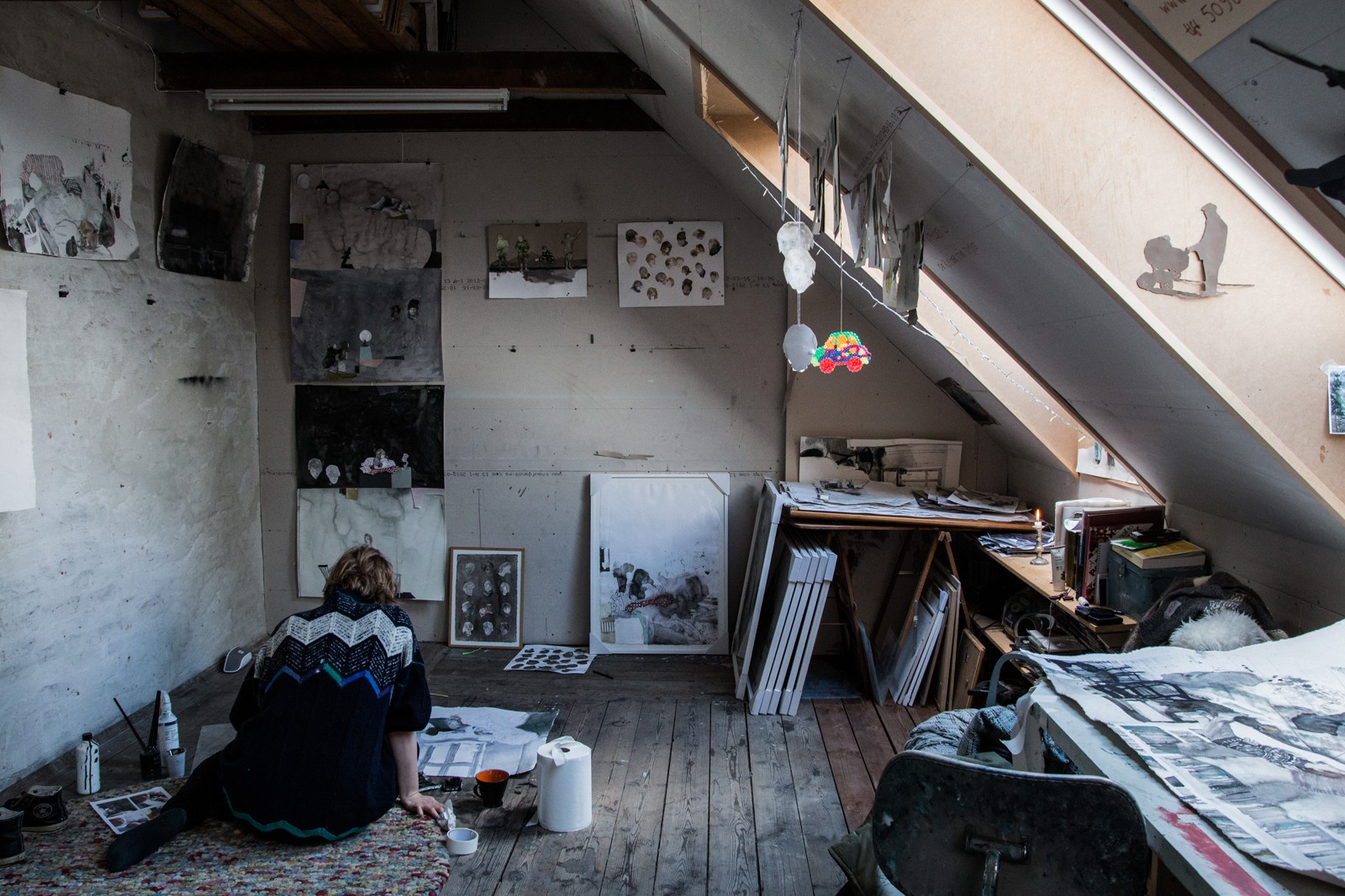 På besøg i billedkunstner Luise Faurholts værksted</br>Luise Faurholt arbejder på flere billeder på én gang og bruger både gulvet, væggene og bordet som arbejdsplads. </br>Foto: Mariana Gil