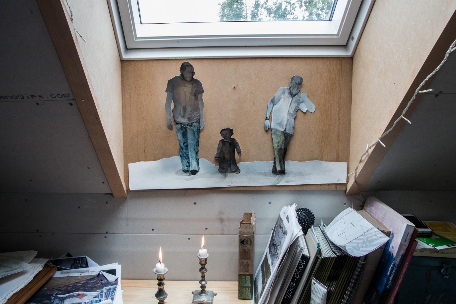 På besøg i billedkunstner Luise Faurholts værksted</br>Luise Faurholts mand og den ene af hende sønner har stået model til figurerne i vinduet. </br>Foto: Mariana Gil