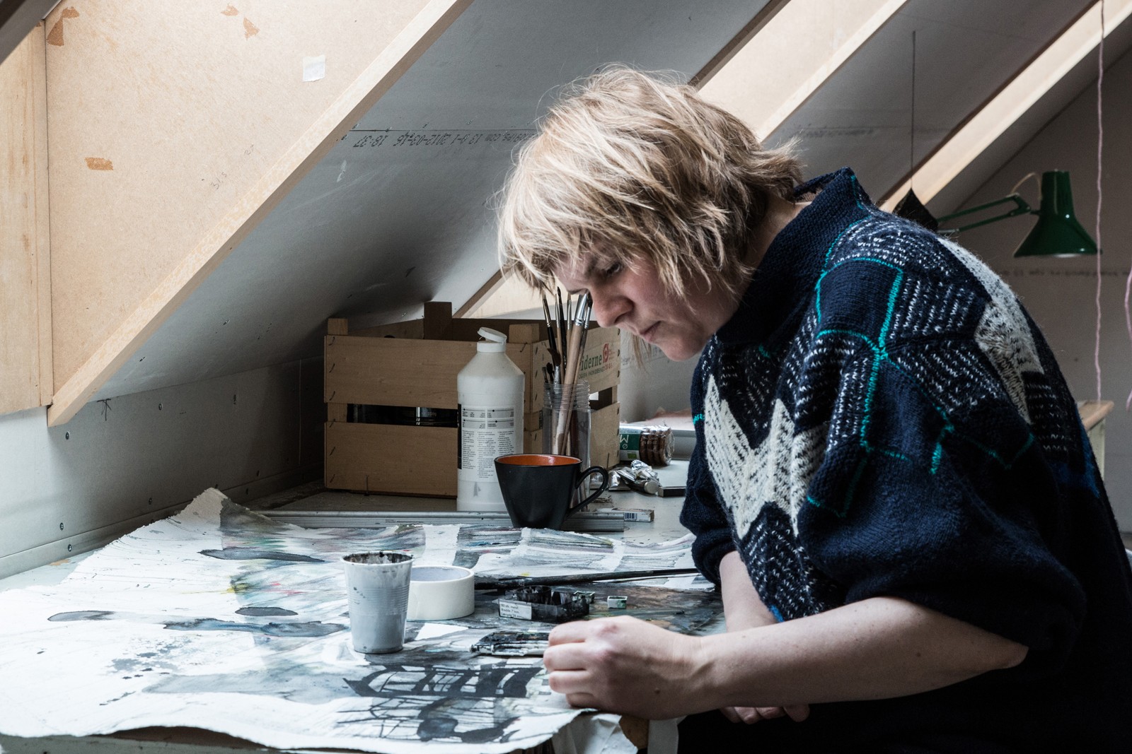På besøg i billedkunstner Luise Faurholts værksted</br>Luise Faurholt arbejder i sit værksted i en baggård på Frederiksbjerg. </br>Foto: Mariana Gil