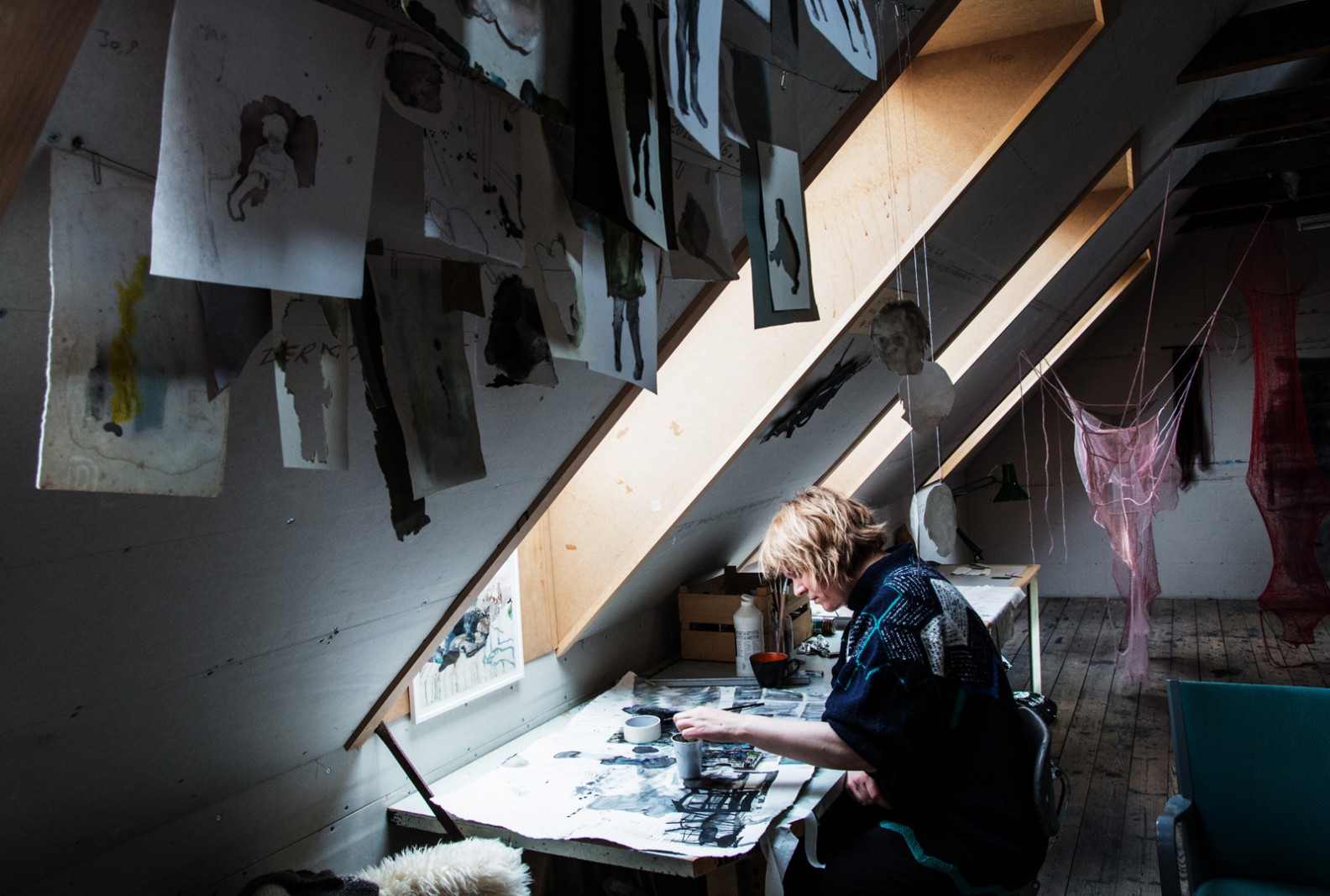 På besøg i billedkunstner Luise Faurholts værksted</br>En stor gruppe af Luise Faurholts billeder hænger til tørre i loftet.</br>Foto: Mariana Gil
