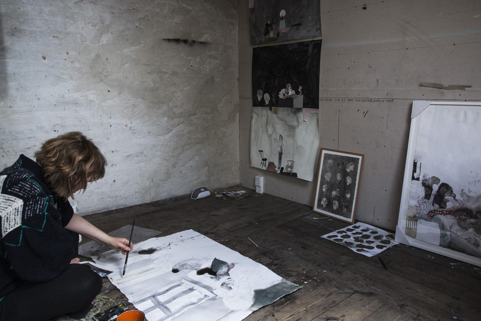 På besøg i billedkunstner Luise Faurholts værksted</br>Luise Faurholt sidder ofte på gulvet, når hun er i gang med sine billeder.</br>Foto: Mariana Gil