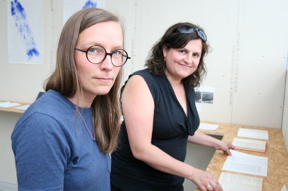 Udstilling på KH7 artspace udforsker sprogets udstrækning og fysik</br>Lise Haurum (til venstre) og Tanja Nellemann (til højre) ved Laila Svensgaards værk, som undersøger hvordan fravær skaber betydning i tekst og billeder.</br>Foto: Sixten Therkildsen