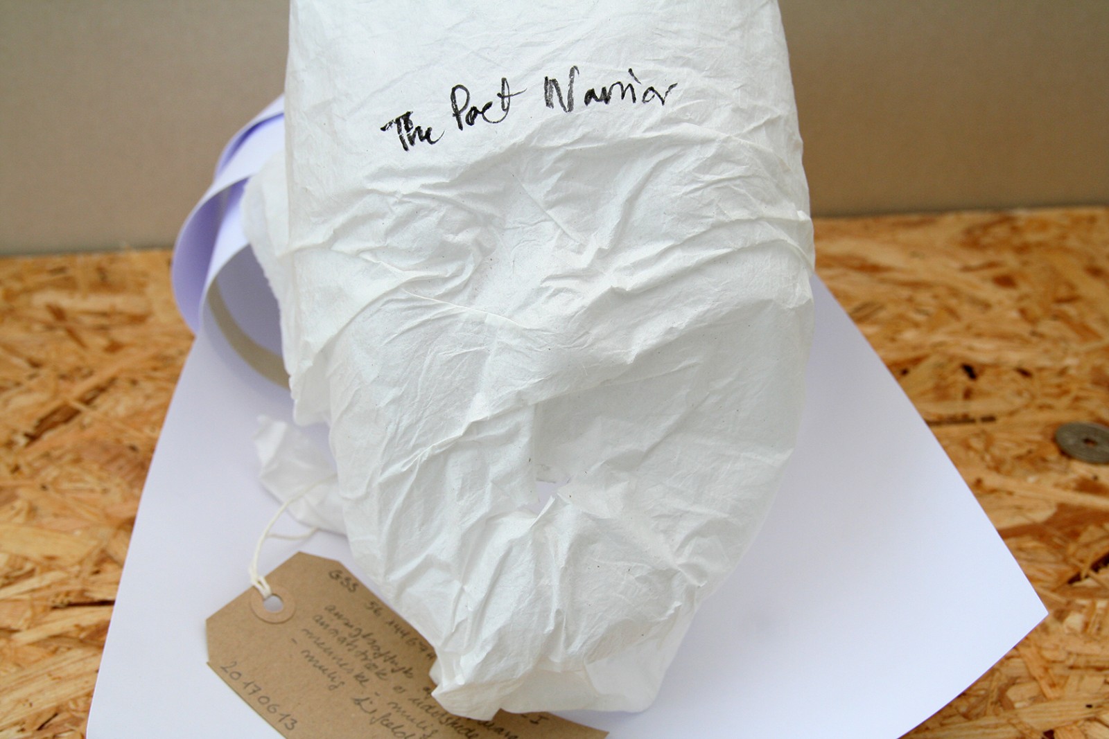 Udstilling på KH7 artspace udforsker sprogets udstrækning og fysik</br>Yong Sun Gullachs værk er en meget konkret kropsliggørelse af tekst. Kropsaftrykkene i rispapir og de tilhørende tekststykker henleder tankerne på arkæologi og kulturhistorie.</br>Foto: Sixten Therkildsen