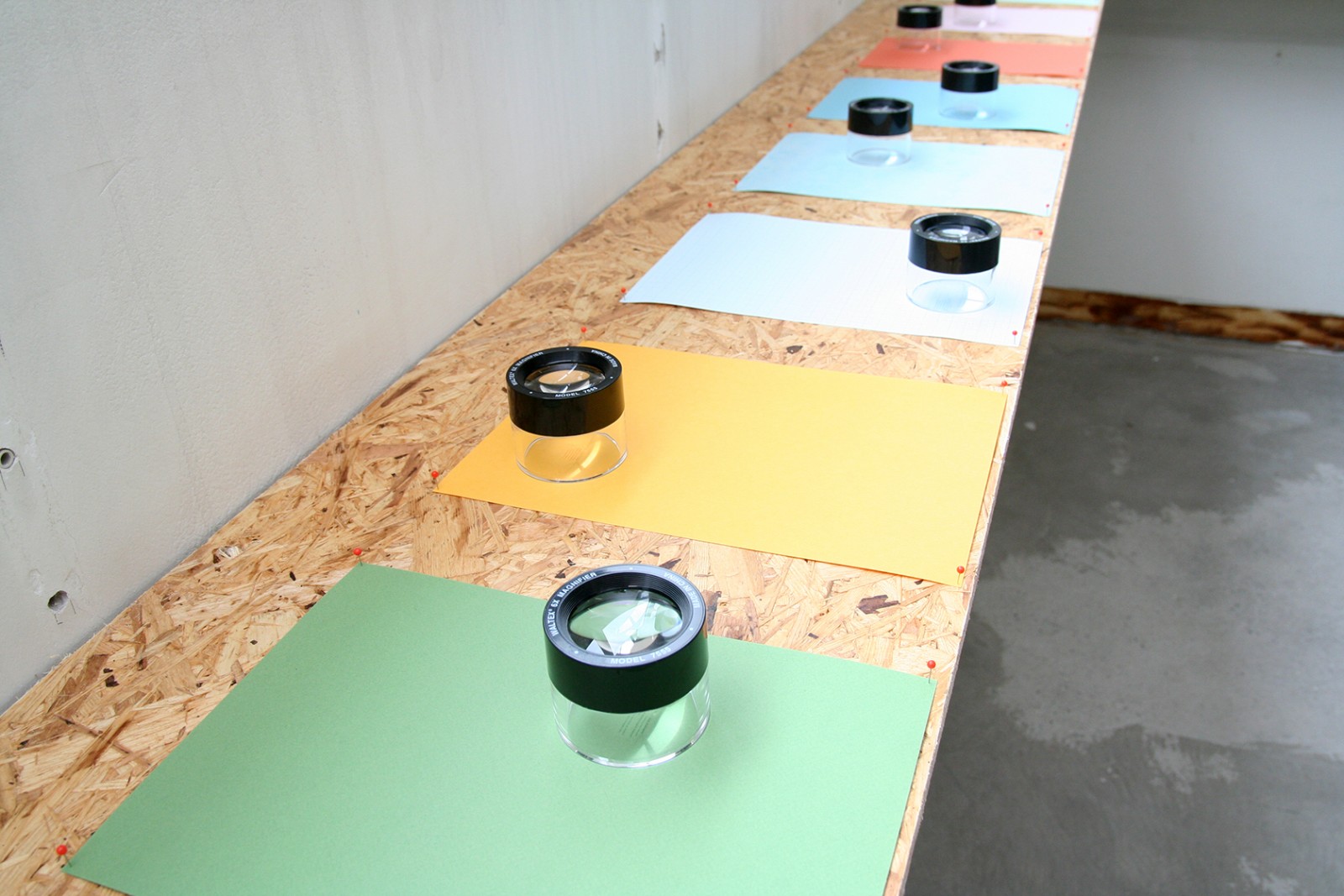 Udstilling på KH7 artspace udforsker sprogets udstrækning og fysik</br>Lise Haurums værk har naturen i centrum. Hvert stykke farvet papir gemmer et tekststykke.</br>Foto: Sixten Therkildsen