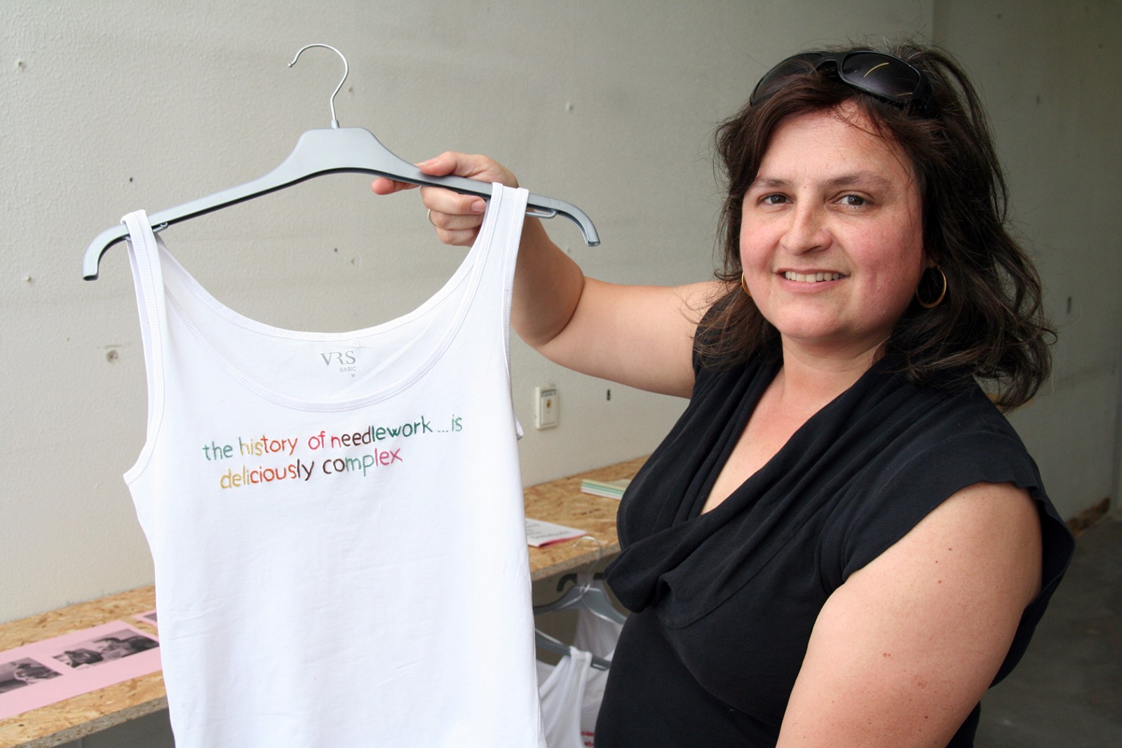 Udstilling på KH7 artspace udforsker sprogets udstrækning og fysik</br>Tanja Nellemanns værk rummer også langsom tekst i form af kunstnernes broderier om feminisme.</br>Foto: Sixten Therkildsen