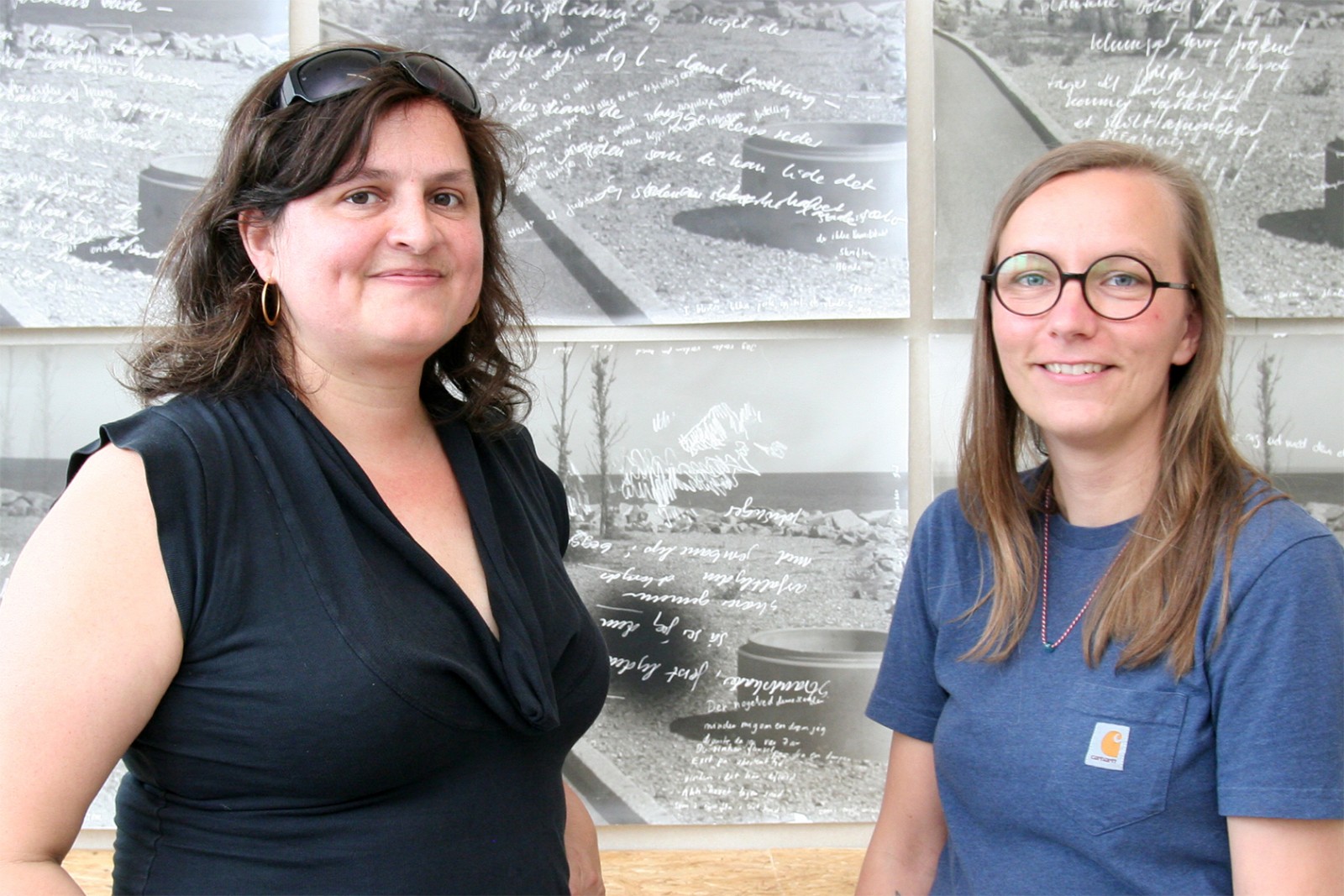 Udstilling på KH7 artspace udforsker sprogets udstrækning og fysik</br>Tanja Nellemann og Lise Haurum ses her foran Anne Dyhrs værk, hvor teksten er skrevet direkte på lysfølsomt fotopapir - i mørke.</br>Foto: Sixten Therkildsen
