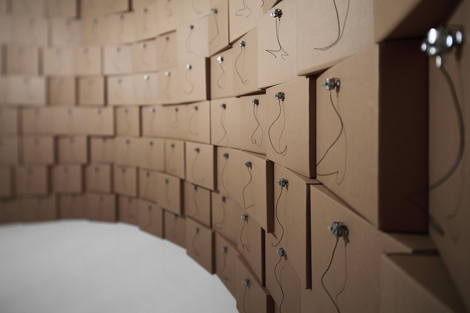 The Overheard: Hør de lyde vi glemmer</br>Den schweiziske kunstner Zimouns værk med 2030 papkasse kunne opleves på Godsbanen i Aarhus indtil 30. marts.</br>Foto: PR-foto / The Overheard