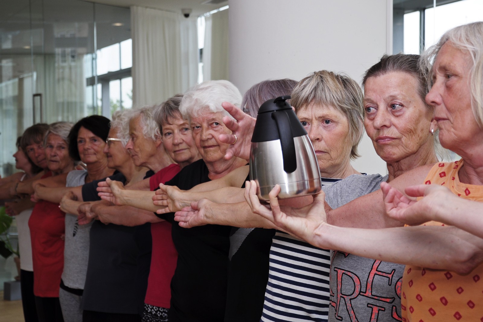 Kig ind i udvikling af danseforestilling</br>Koreograf Nønne Mai Svalholm har den seneste uge været i arbejdsresidens på ARoS sammen med 25 seniorer. De arbejder på forskellige kunstneriske performanceudtryk. Lørdag den 8. juli kl. 14.00-15.30 er der arbejdsdemonstration og debat på museet.</br>Foto: Kulturmagasinet Fine Spind