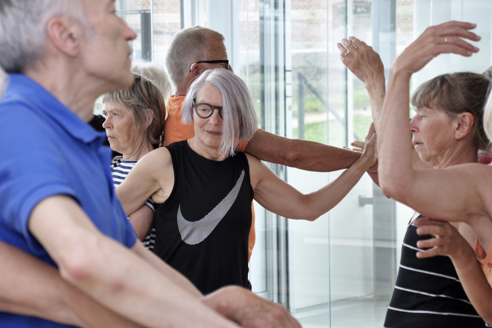 Kig ind i udvikling af danseforestilling</br>Koreograf Nønne Mai Svalholm har den seneste uge været i arbejdsresidens på ARoS sammen med 25 seniorer. De arbejder på forskellige kunstneriske performanceudtryk. Lørdag den 8. juli kl. 14.00-15.30 er der arbejdsdemonstration og debat på museet.</br>Foto: Kulturmagasinet Fine Spind