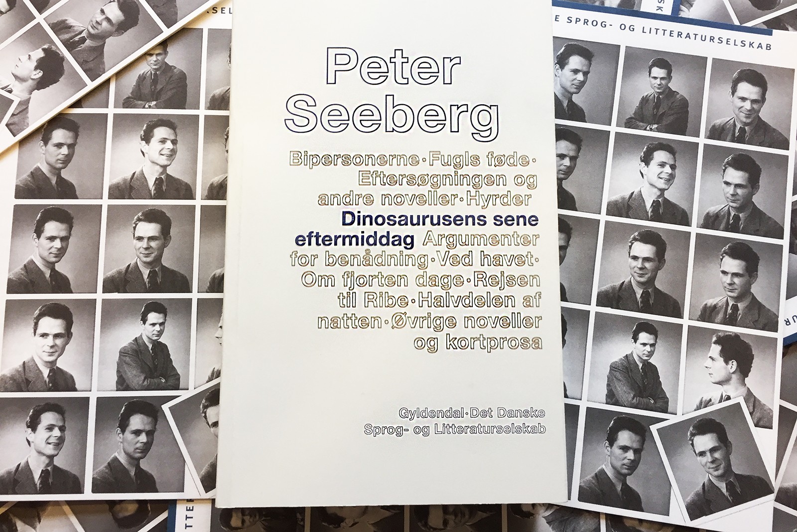 En af de store forfattere udkommer endelig uden misforståelser</br>I Dinosaurusens sene eftermiddag er Seeberg gået over til en meget mere frigjort stil.</br>Foto:  © 1950 Polyfoto, Hellerup.  Collage af Lasse Stein Holst og Asger Berndsen