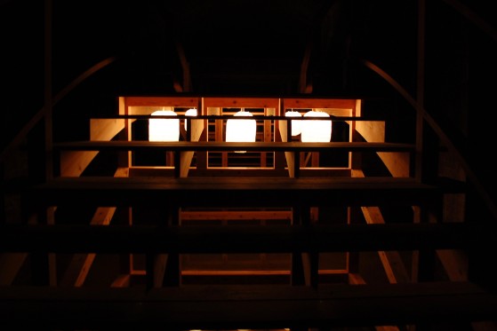 Japansk arkitekt har skabt sanserejse i bælgmørke på Frederiksberg</br>Cicternes rum er bælgmørke sale, hvor kun få ting lyser op.</br>Foto: Maria Gram