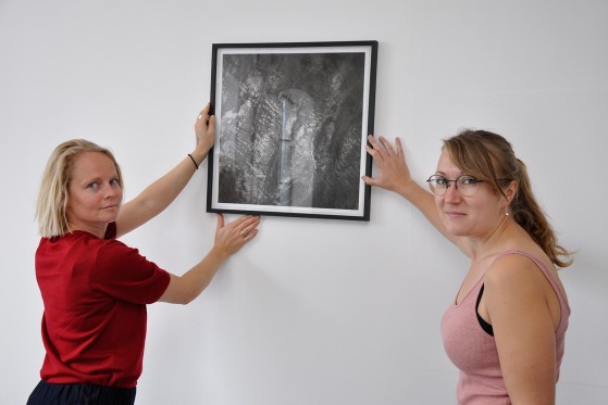 Kunstens røst er stadig højaktuel i dagens klimadebat</br>Kurator Maya Byskov og Sissel Thastum med et værk af Olafur Eliason fra serien Cartographic Series IV.</br>Foto: Sixten Therkildsen