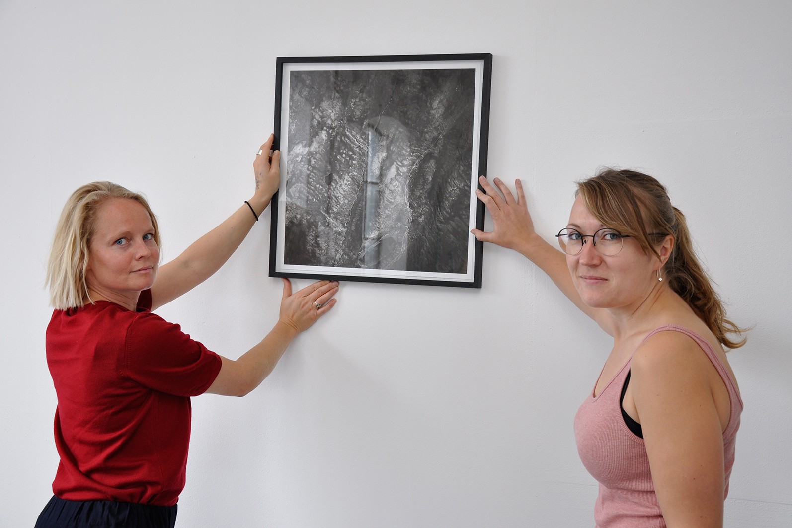 Kunstens røst er stadig højaktuel i dagens klimadebat</br>Kurator Maya Byskov og Sissel Thastum med et værk af Olafur Eliason fra serien Cartographic Series IV.</br>Foto: Sixten Therkildsen