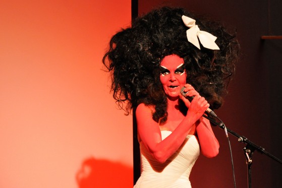 Future Feminism: Når verdenshavene stiger, må vi alle tale højere</br>Kembra Pfahler, der også er punk-musiker, viste også preformance ved åbningen af Future Feminism i O Space.</br>Foto: Kulturmagasinet Fine Spind
