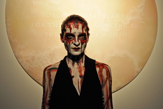 Future Feminism: Når verdenshavene stiger, må vi alle tale højere</br>Johanna Constantine viste performance ved åbning af Future Feminism i O Space.</br>Foto: Kulturmagasinet Fine Spind