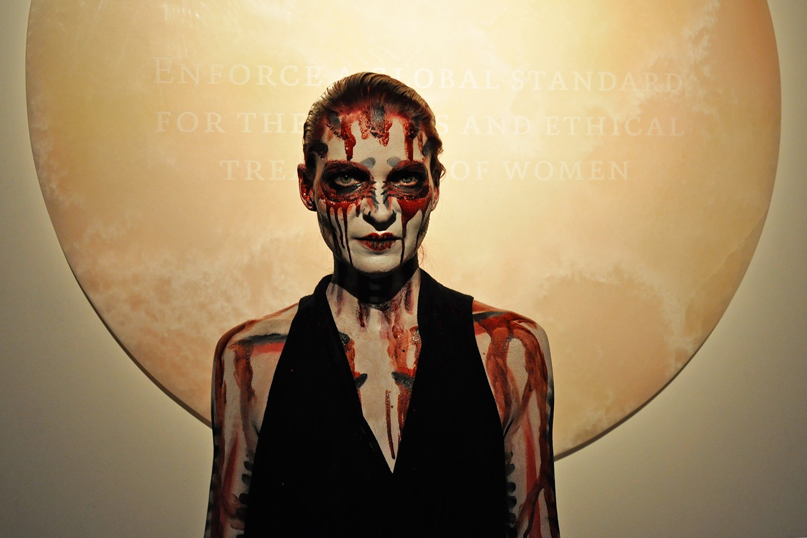 Future Feminism: Når verdenshavene stiger, må vi alle tale højere</br>Johanna Constantine viste performance ved åbning af Future Feminism i O Space.</br>Foto: Kulturmagasinet Fine Spind