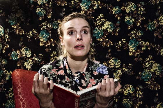 Bodega i børnehøjde</br>Den ene af stykkets tre karakterer spilles af skuespiller Sidsel Siem Koch. </br>Foto: Pr-foto/ Teater Bloom - Martin Kurt Haglund