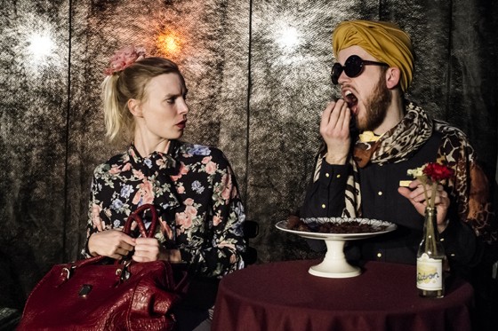 Bodega i børnehøjde</br>Lisette og Carsten prøver hinanden og sig selv af i baren.</br>Foto: Pr-foto/ Teater Bloom - Martin Kurt Haglund