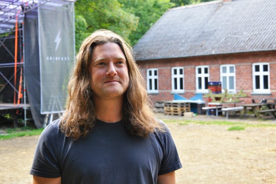 Den gamle model virker: Danmarks Grimmeste Festival holder fast i rødderne</br>Arrangør Aage Stokholm bor på Grimhøj Gård med sin familie.</br>Foto: Sixten Therkildsen