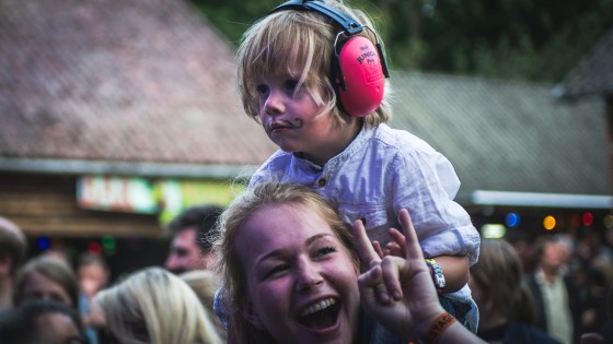 Den gamle model virker: Danmarks Grimmeste Festival holder fast i rødderne</br>De helt små anbefales at bære høreværn på festivalpladsen i Brabrand.</br>Foto: PR-foto / Danmarks Grimmeste - Sebastian Dammark 