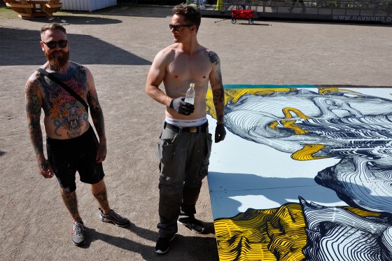 Fra gaden til galleriet</br>Der arbejdes hårdt for at få de mange vægge op at stå i Rådhusparken. Gadekunstneren Peter Birk til venstre.</br>Foto: Sixten Therkildsen