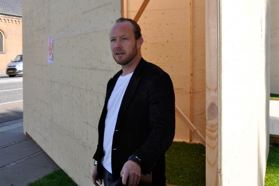 Fra gaden til galleriet</br>Mads Fredberg foran de umalede vægge. Hver væg måler 5 gange 5 meter.</br>Foto: Sixten Therkildsen