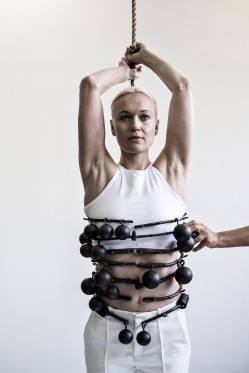 Sophie Dupont - Kunst om alt det, vi tager for givet</br>Sophie Dupont har tidligere opført performancen Heavy Light på Overgaden.</br>Foto: PR-foto / Sophie Dupont - Martin Kurt Hagelund
