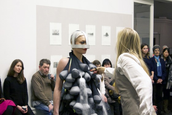 Sophie Dupont - Kunst om alt det, vi tager for givet</br>Den frie udstillingsbygning har været ramme for Spopie Duponts performance My Weight In Salt.</br>Foto: PR-foto / Sophie Dupont - Torben_Zenth