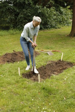 Sophie Dupont - Kunst om alt det, vi tager for givet</br>Sophie Dupont i gang med at grave under Watching the Night på Munkeruphus.</br>Foto: PR-foto / Sophie Dupont - Therese Maria Gram