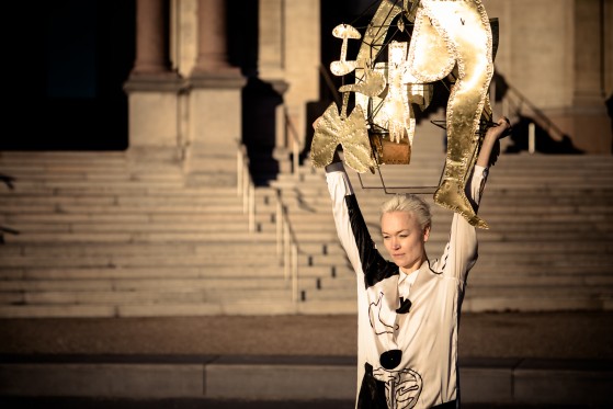 Sophie Dupont - Kunst om alt det, vi tager for givet</br>Sophie Dupont under opførslen af performancen We Always Carry Our Body på Statens Museum for Kunst.</br>Foto: PR-foto / Sophie Dupont - Jonas Heide Smith