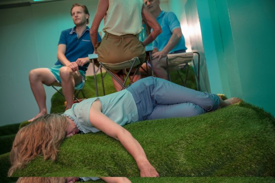 Omsorg - en forestilling med smukke tableaur, hvor omsorgen mangler</br>Enkeltvis står et par af scenerne frem som stærke fortællinger.</br>Foto: PR-foto / Teater Får 302 - Thomas Cato