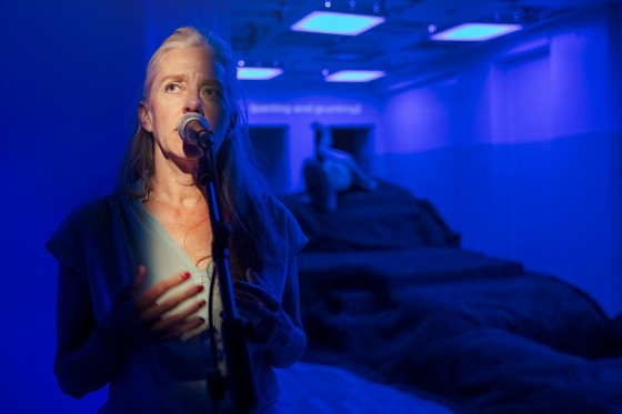 Omsorg - en forestilling med smukke tableaur, hvor omsorgen mangler</br>Forestillingen Omsorg forbliver , trods smukke billeder, forvirrende og usammenhængende.</br>Foto: PR-foto / Teater Får 302 - Thomas Cato