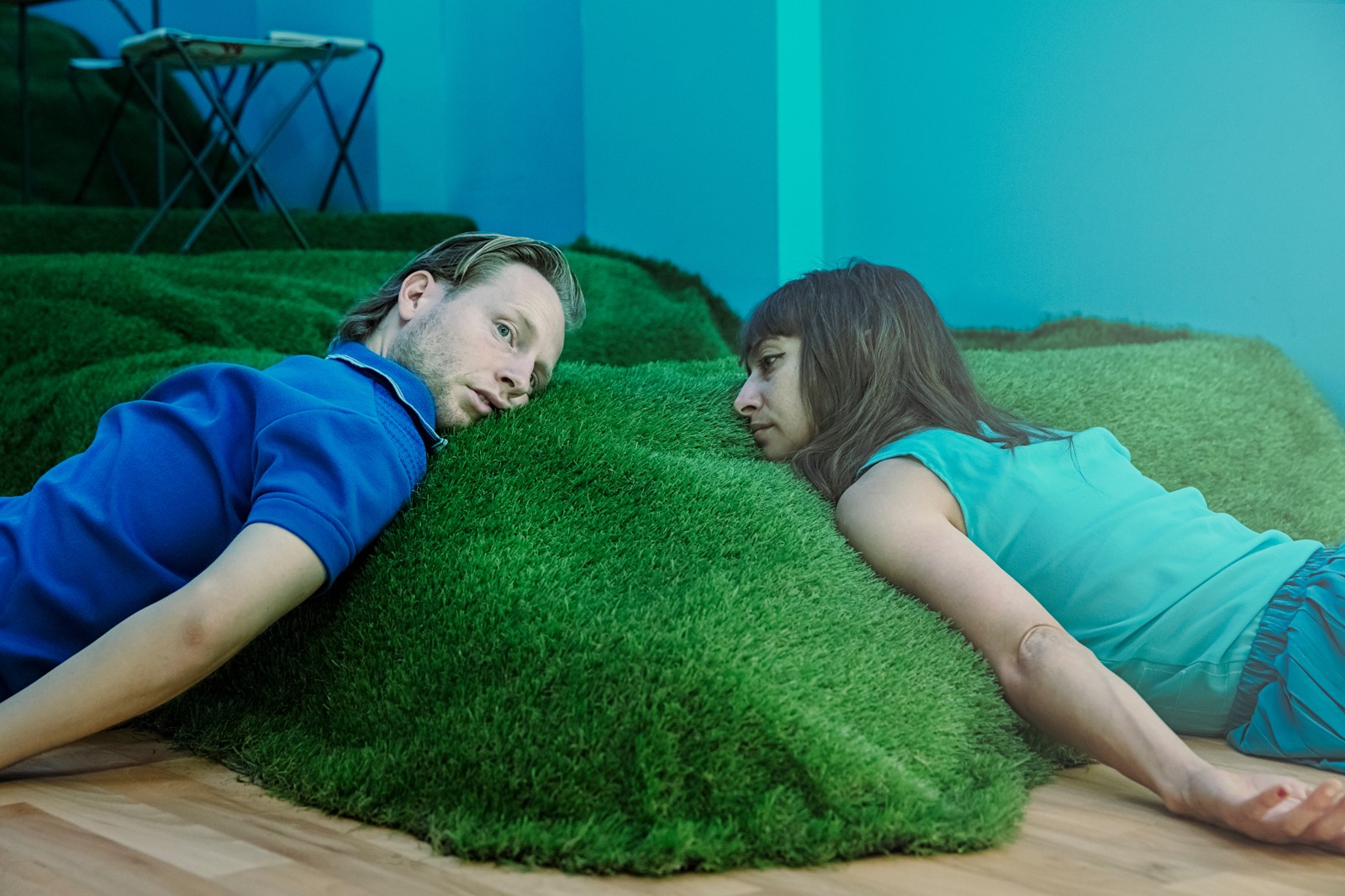 Omsorg - en forestilling med smukke tableaur, hvor omsorgen mangler</br>Teaterscenen blomstrer i momenter frem med smukke, ominøse tableauer.</br>Foto: PR-foto / Teater Får 302 - Thomas Cato