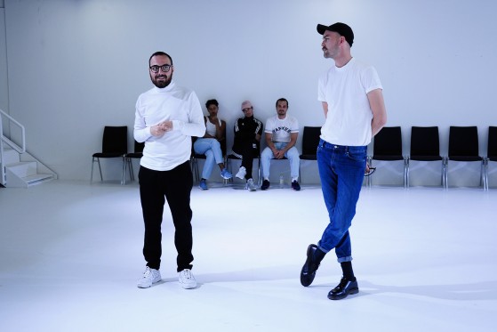 Digter Caspar Eric omskriver Shakespeare med håb om gåsehud</br>Til venstre instruktør Sargun Oshana. Til højre scenograf David Gehrt.</br>Foto: Kulturmagasinet Fine Spind