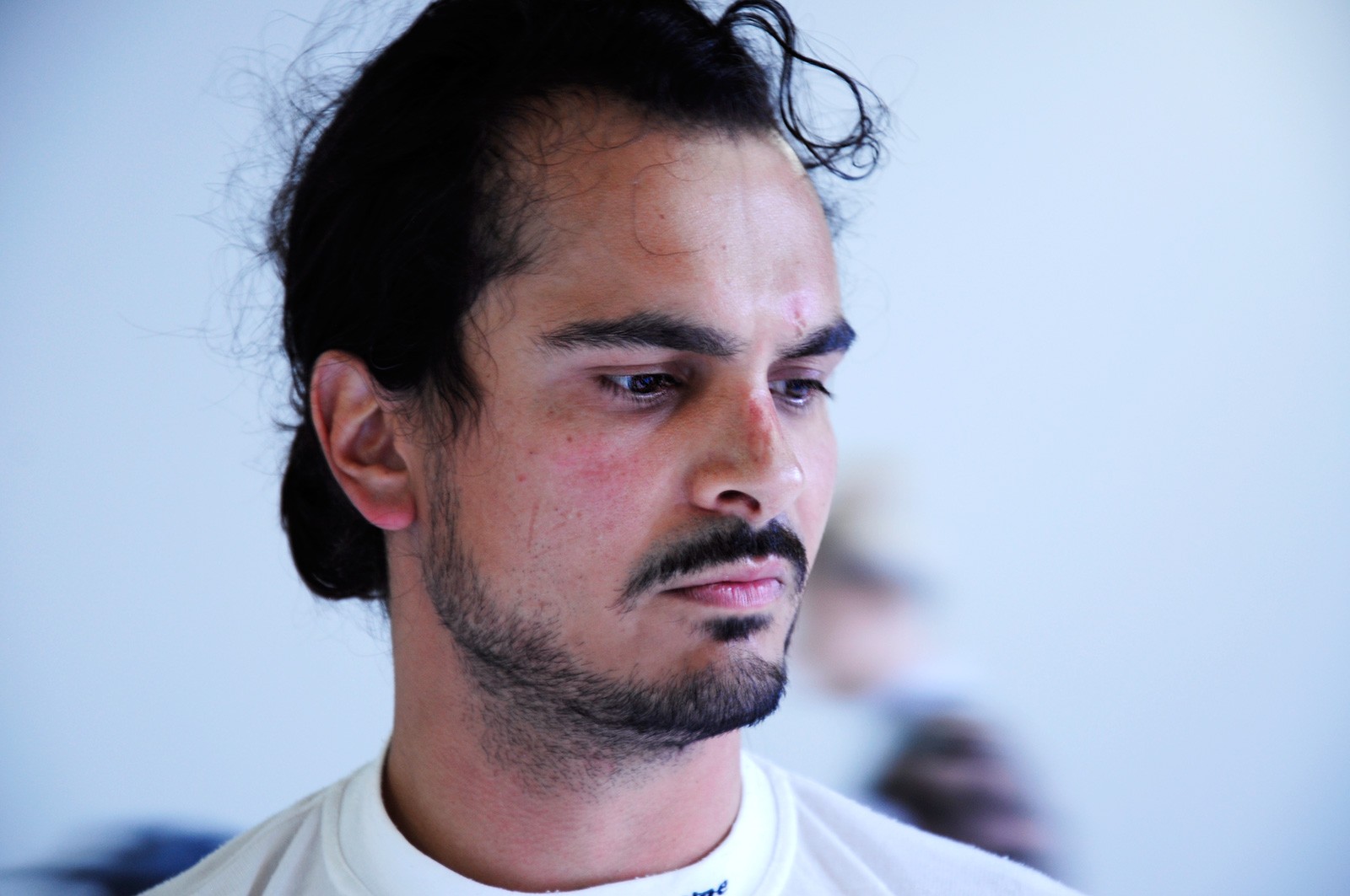 Digter Caspar Eric omskriver Shakespeare med håb om gåsehud</br>Den mandlige hovedrolle i #AMLET: Aarhus Teaters faste skuespiller Simon Matthew.</br>Foto: Kulturmagasinet Fine Spind