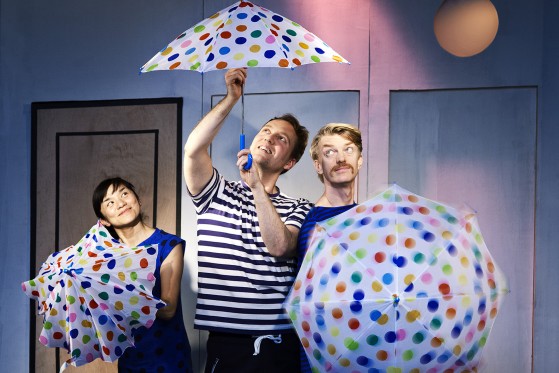 En dreng, der keder sig</br>Regnvejsdans åbner festen på børneværelset.</br>Foto: Pr-foto / Bora Bora - Malle Madsen