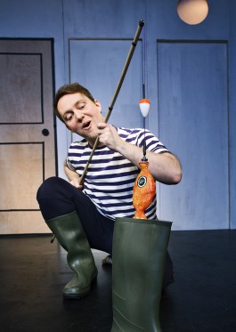 En dreng, der keder sig</br>En våd sok bliver til en fisk i gummirøjserne.</br>Foto: Pr-foto / Bora Bora - Malle Madsen