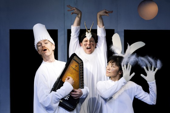 En dreng, der keder sig</br>Tamomi Yamauchi, Kasper Daugaard Poulsen og Daniel Norback. </br>Foto: Pr-foto / Bora Bora - Malle Madsen