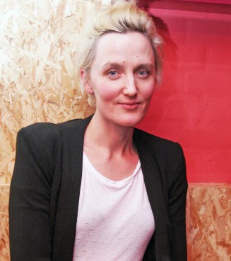 En dreng, der keder sig</br>Adeleide Bentzon til urpremieren på Fest.</br>Foto: Marie Nyeng / Fine Spind