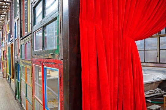 Kinesiske Song Dong bygger Aarhus i kiks og laver kunst om fællesskab</br>Den ene side i udstillingens hus er bygget af vinduer fra Song Dongs hjem.</br>Foto: Kulturmagasinet Fine Spind