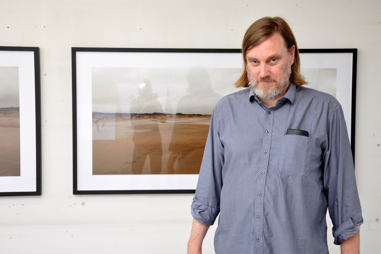 The Catalyst Experiment: Sproget har en fortræffelig evne til at skabe refleksion</br>Jesper Rasmussen står foran sine værker på udstillingen i KH7 art space.</br>Foto: Sixten Therkildsen 