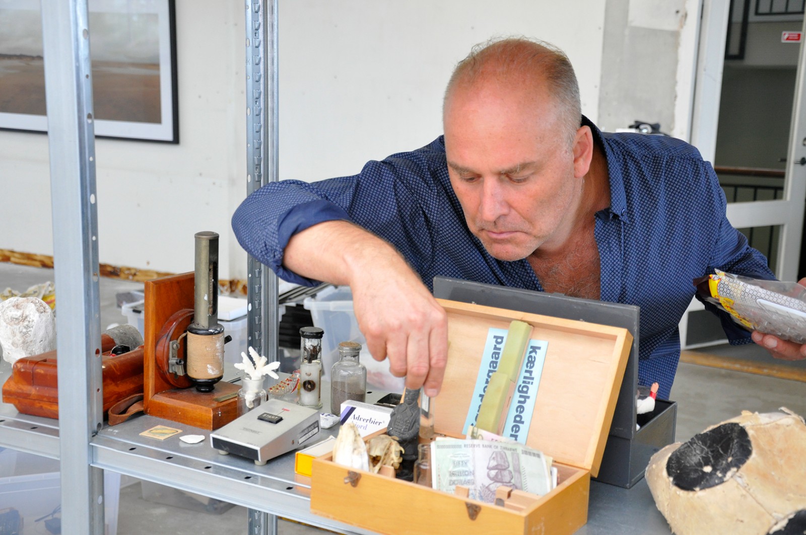 The Catalyst Experiment: Sproget har en fortræffelig evne til at skabe refleksion</br>Morten Søndergård i gang med at sætte sit værk op på udstillingen The Catalyst Experiment.</br>Foto: Sixten Therkildsen 