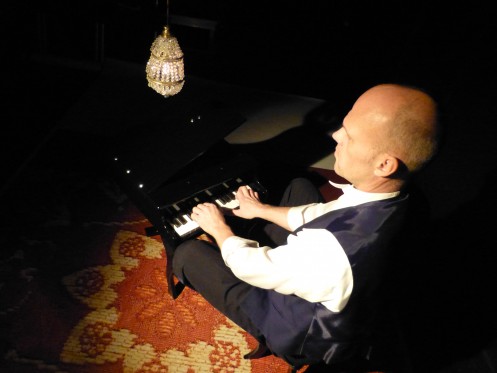 Så er det i seng mor og far</br>Mor og far må i seng, når sønnike skal komponere musik. </br>Foto: Pr-foto / Teater Gruppe 38