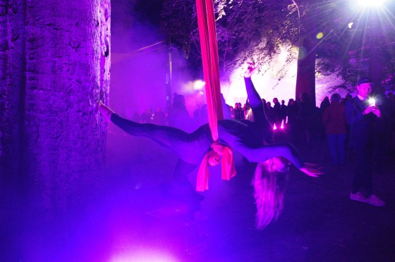 Billedserie: Tree of Souls - koncertinstallation i skoven</br>Tree of Souls forvandlede fredag aften Havreballe Skov i Aarhus til en eventyrlig koncertinstallation med Eivør, Malmø og Who Killed Bambi.  </br>Foto: Kulturmagasinet Fine Spind