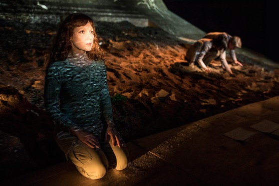 Nukâka Coster-Waldau, nede på jorden</br>Scenografien er i Human Nature en trækonstruktion fyldt med 9 ton sand.</br>Foto: PR-foto / Teater Katapult - Jens Peter Engedal