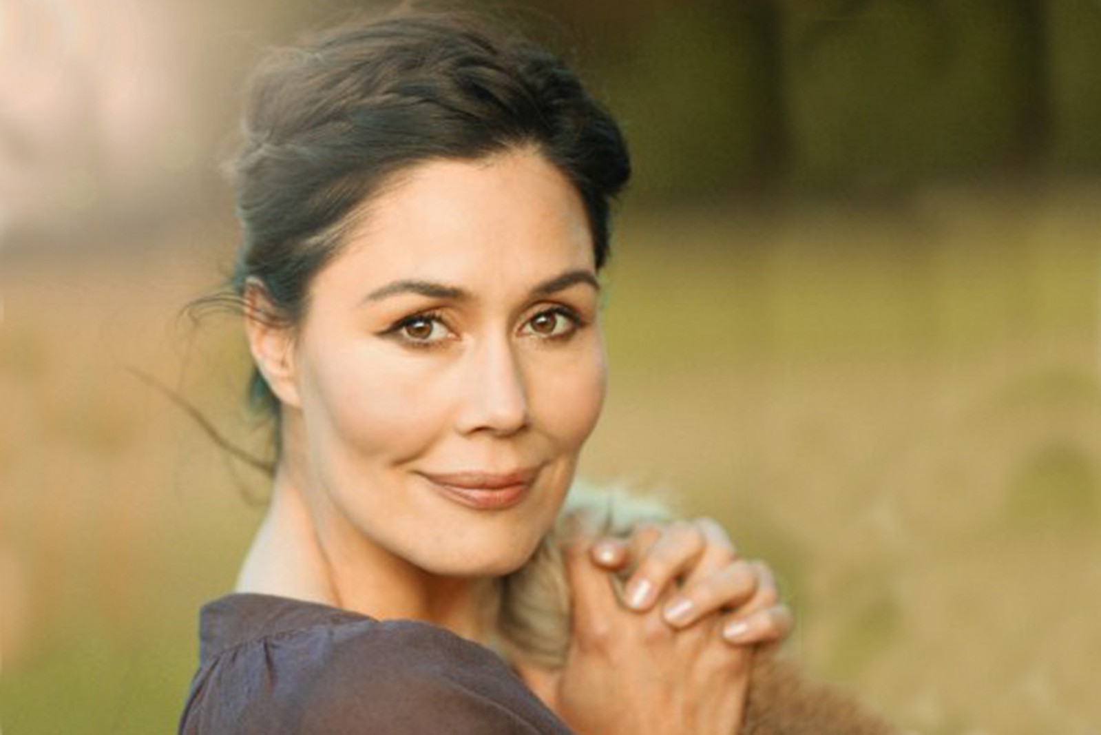 Nukâka Coster-Waldau, nede på jorden</br>Nukâka Coster-Waldau spiller i Human Nature i en scenegrafi, som består af en stor sandkasse.</br>Foto: Jakob Helbig