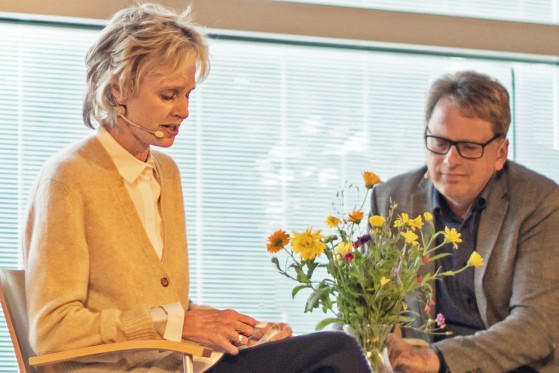 Siri Hustvedt: Fiktion er en højtudviklet version af hvad-nu-hvis</br>Siri Hustvedt i samtale med professor Andreas Roepstorff.</br>Foto: Authors in Aarhus - Ane Martine Lønneker